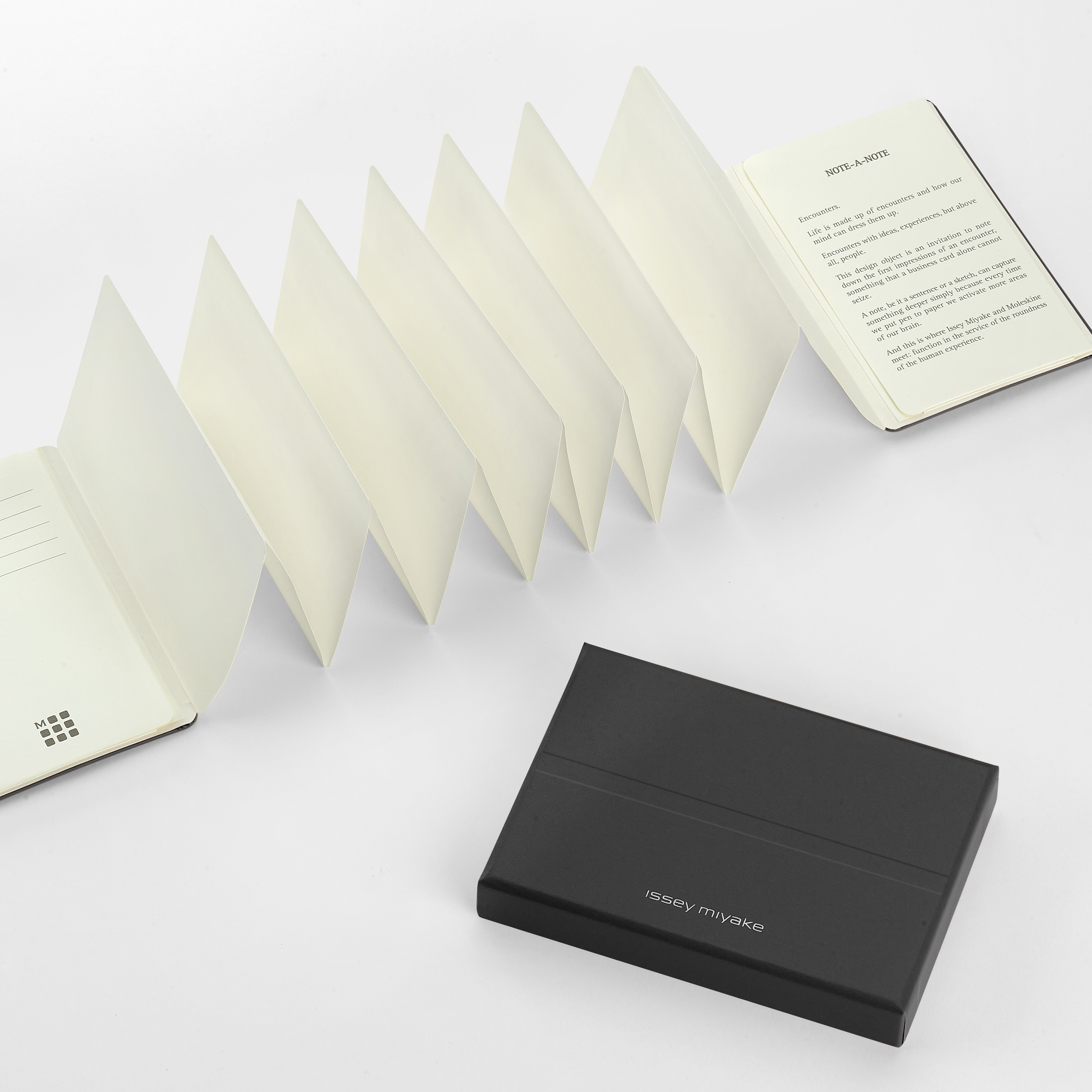 ISSEY MIYAKE | MOLESKINE　限定コレクション ハードカバー、超小型、無地、名刺ホルダー - 箱付き